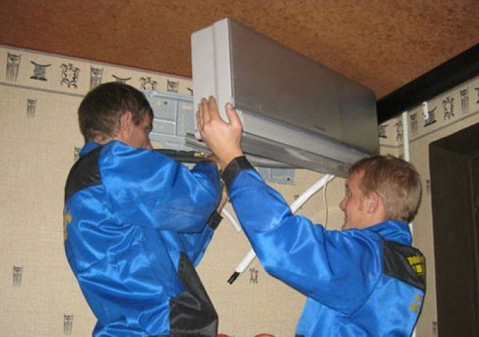A légkondicionáló felszerelésének helye egy lakásban: ablak, padló, fal és egyéb légkondicionálók felszerelése