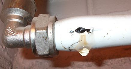 Zle zostavené plastové potrubie môže počas prevádzky prasknúť