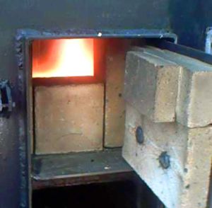 Iba žiaruvzdorné tehly vydržia vysokú teplotu spaľovania pyrolýzneho plynu