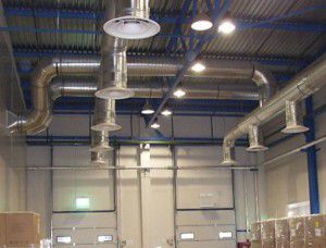 Teplo je transportováno systémem vzduchového potrubí po celé výrobní hale