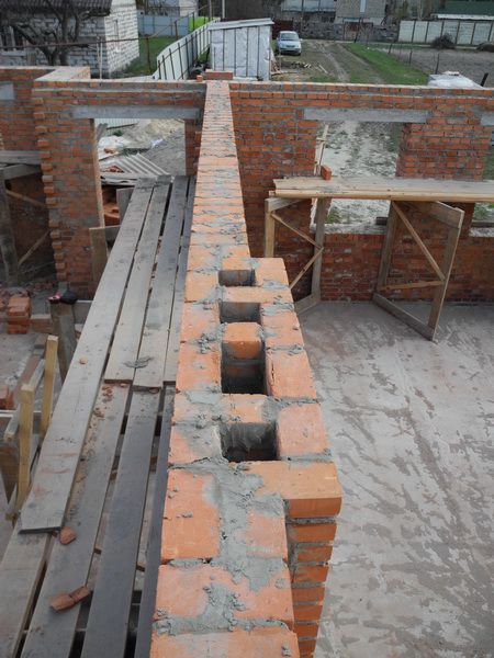 brick ventilation shaft for servicing two rooms
