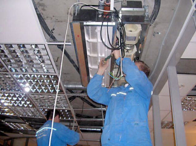 manutenção da unidade de teto