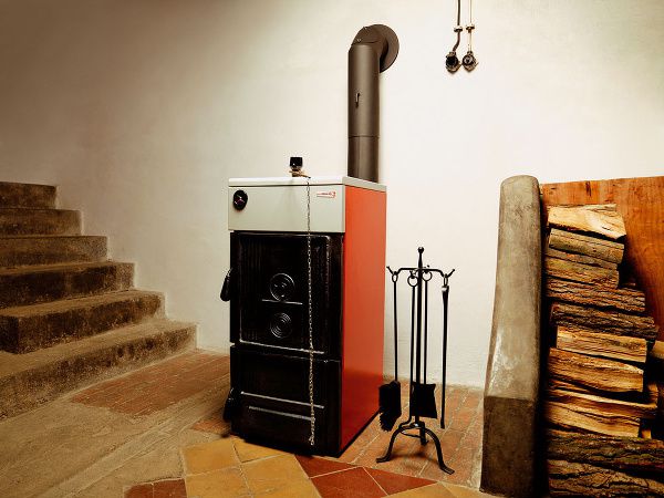 Escalfar una casa amb una caldera de combustible sòlid