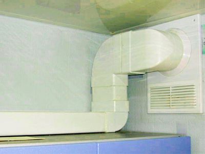 Un exemple de disposition de la ventilation des conduits à partir de la construction d'éléments rectangulaires (salle de cuisine)