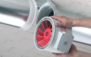 Ventilateur conçu pour être installé dans la zone de joint de tuyau