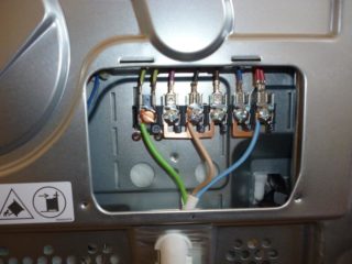 La connexió segura de l'estufa elèctrica requereix la selecció d'un equip addicional: màquines automàtiques, cablejat, etc.